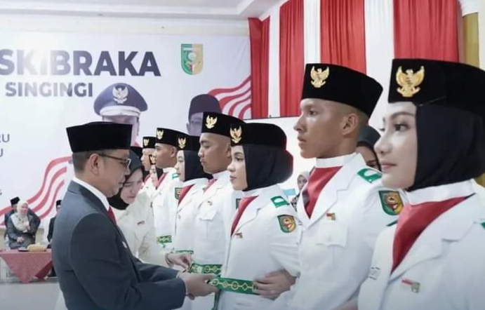 Bupati Kuansing Kukuhkan 34 Anggota Paskibraka