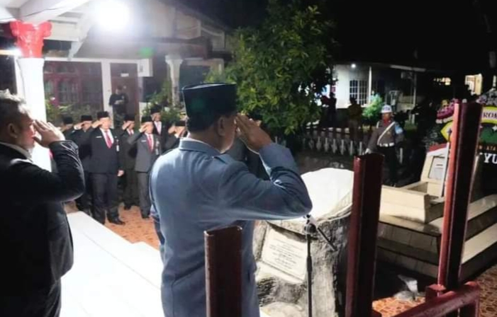 Bupati Suhardiman Amby Hadiri Apel Kehormatan di Taman Makam Pahlawan KH Oemar Oesman