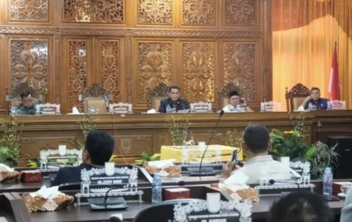 Bupati Suhardiman Amby Hadiri Rapat Paripurna  DPRD Kuansing