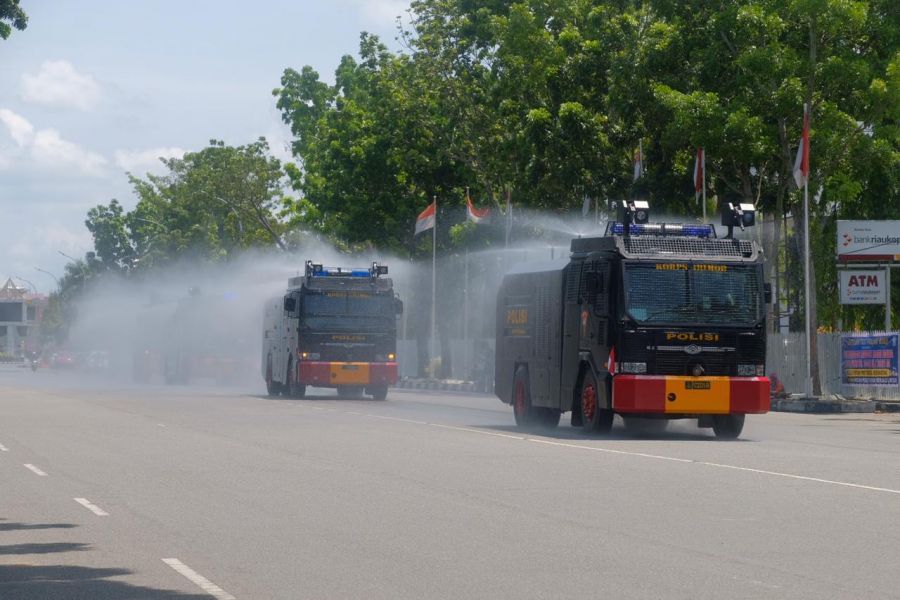Cegah Masifnya Penyebaran Covid, Polda Riau Bersama Forkopimda Lakukan Disinfektan Skala Besar di Jalan