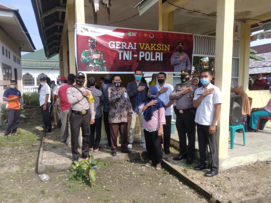 Masyarakat Antusias Ikuti Vaksin di Gerai Vaksinasi TNI-Polri Pasar Selasa Polsek Benai