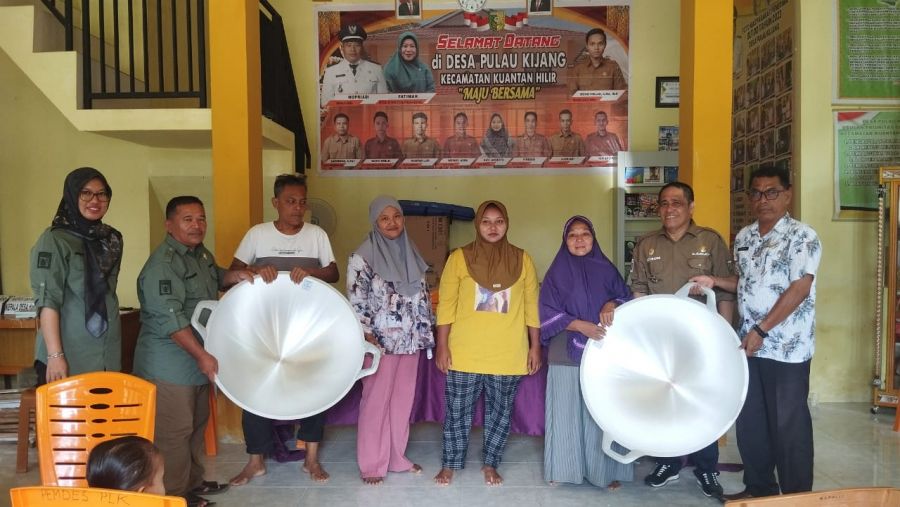 Pemdes Pulau Kijang Serta Camat Kuantan Hilir Serahkan Bantuan Bagi Penerima UMKM