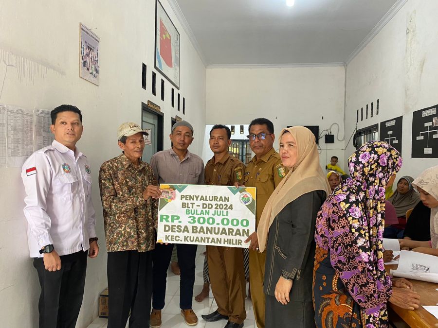 Pj Kades Banuaran Salurkan Bantuan BLT-DD Tahun 2024