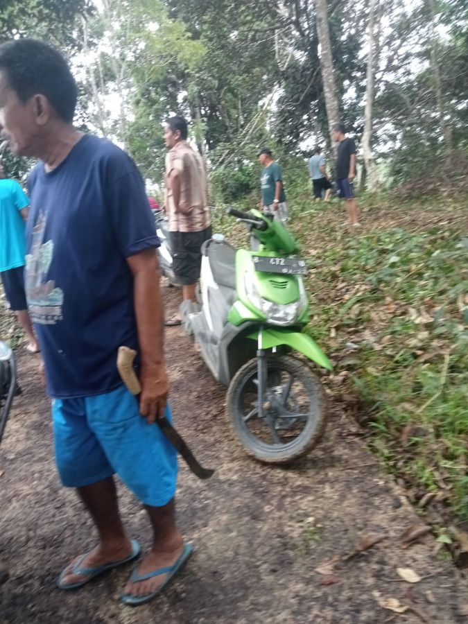 Pj Kades  Teratak Baru Goro Bersama Masyarakat, Untuk Menghadapi Doa Kuburan