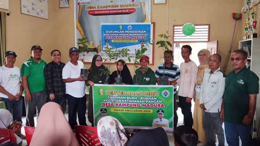 Sebanyak 172 KK Dapat Bantuan Bibit Buah Buahan Dari Pemdes Kampung Madura